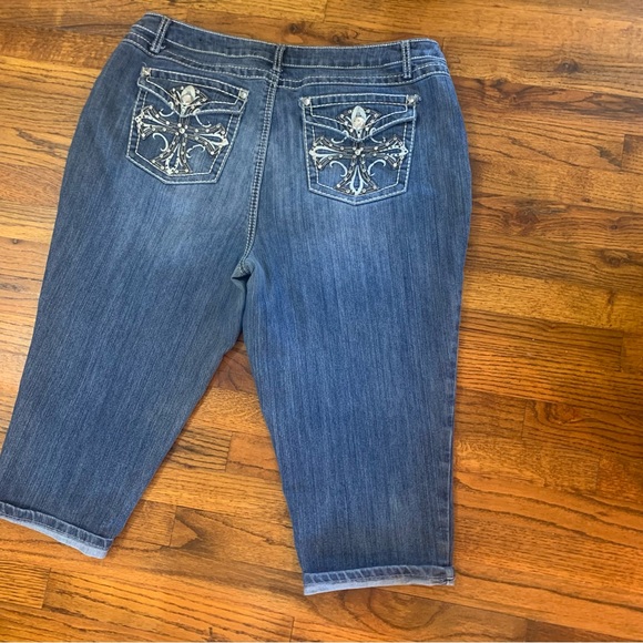 Cato Capri Knee Length Stonewashed Blue Jeans 
18W
Embellished Pocket
Length 31” - Picture 6 of 16
